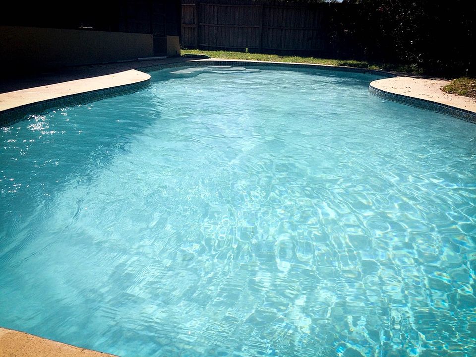 2nd image of 550 Lakeshore Cir