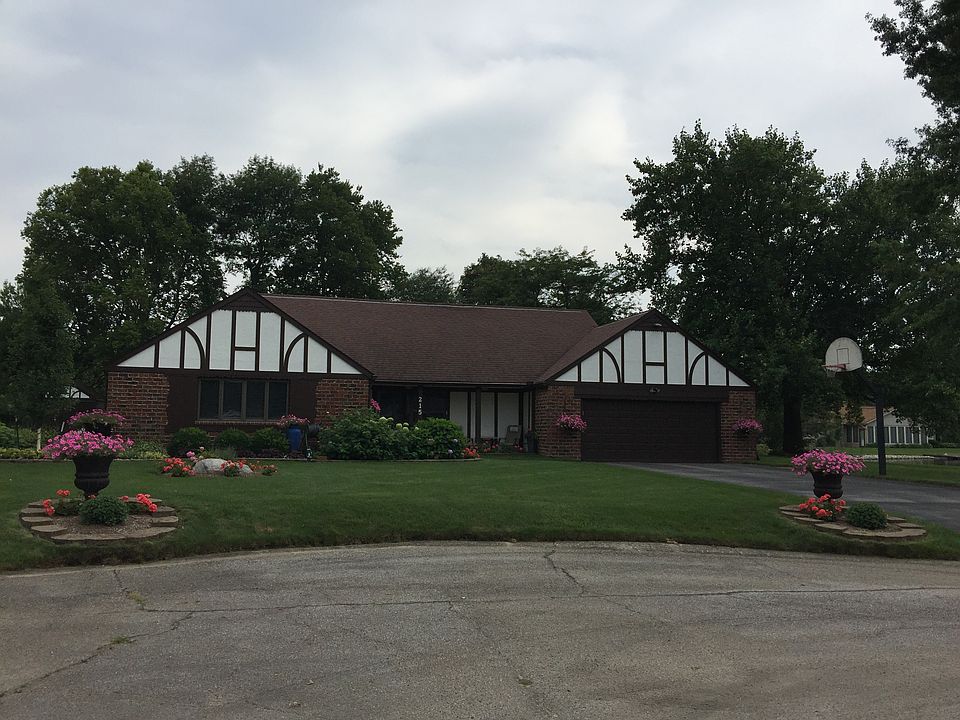2nd image of 215 E Sycamore Ln