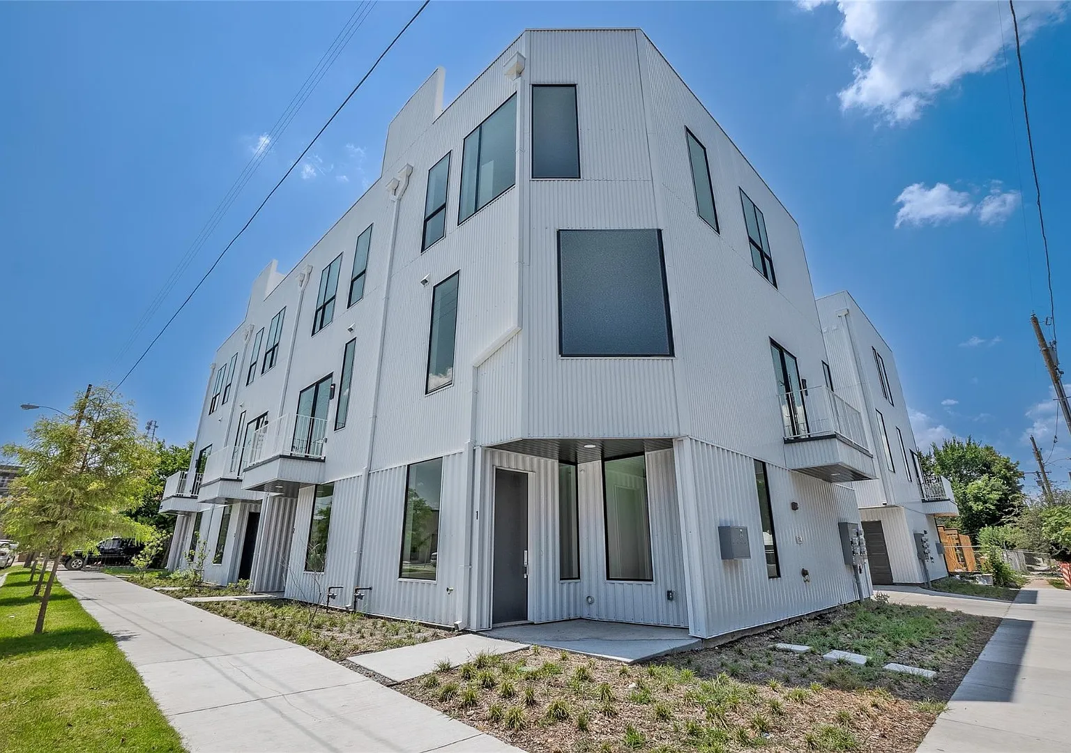 Elevated Urban Living with a Private Rooftop Patio — Photo 1