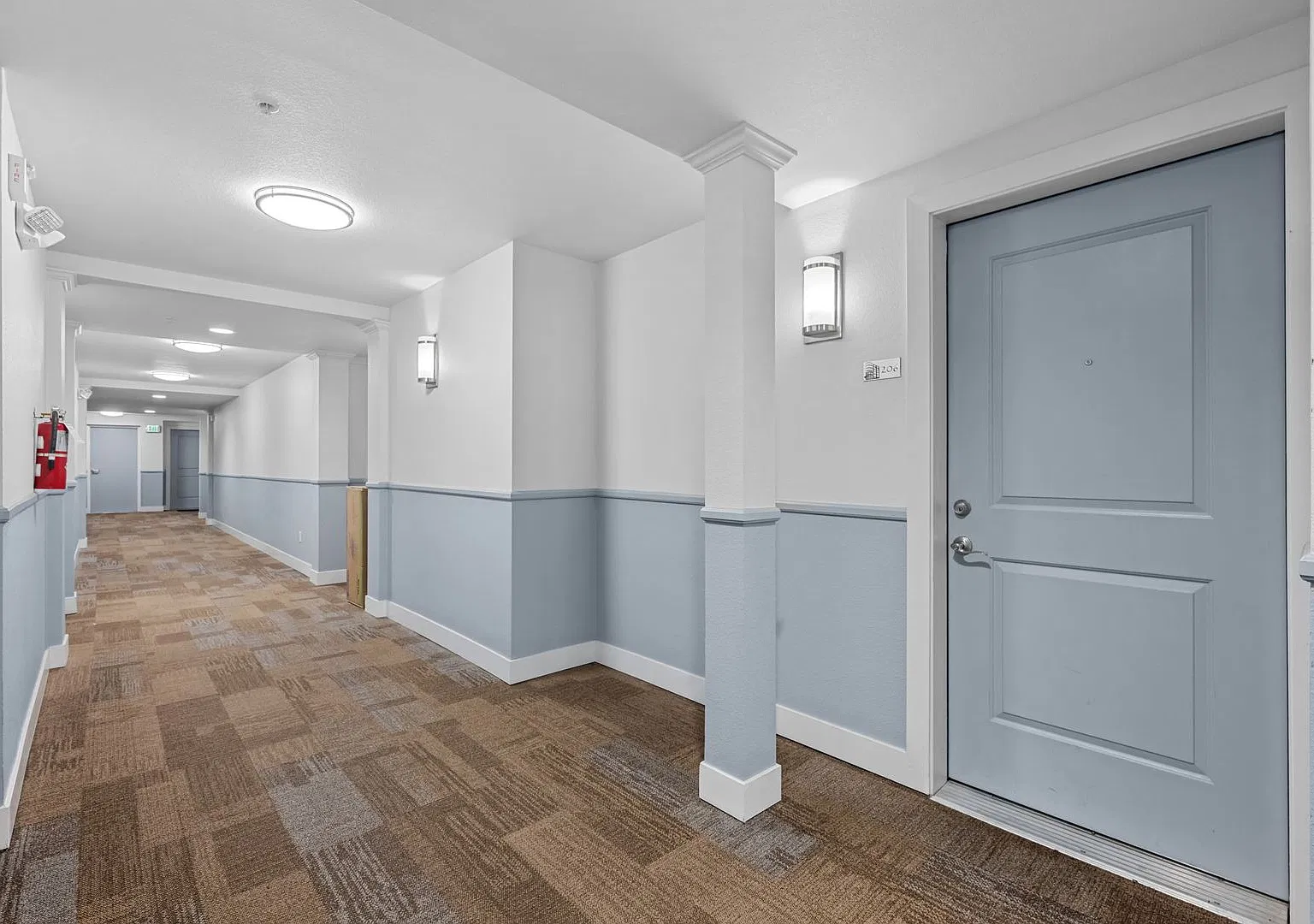Jefferson Park 2-Bedroom with Oversized Covered Patio & Skyline Views — Photo 3