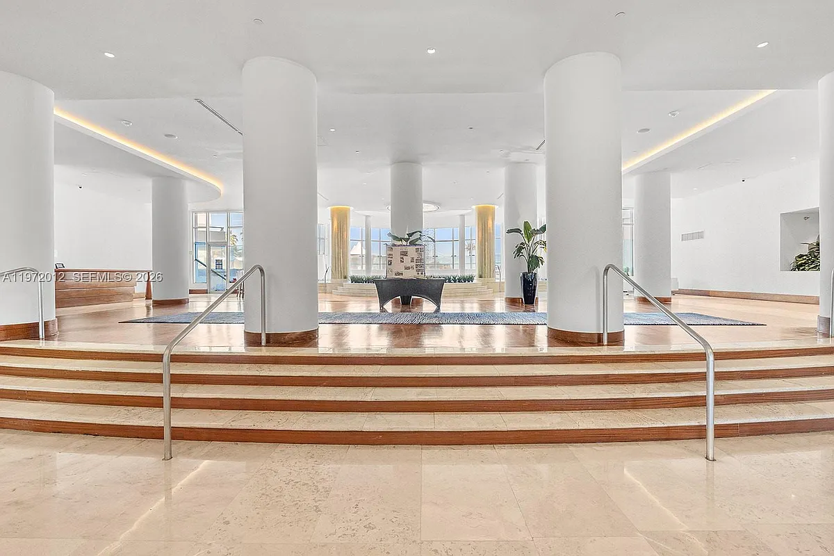 Building Photo - 5161 Collins Ave #910