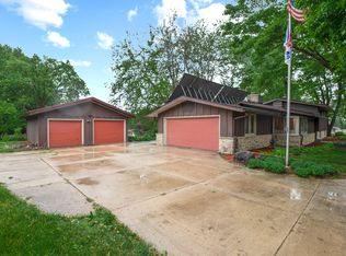 8025 Fielding Ln, Greendale, WI 53129