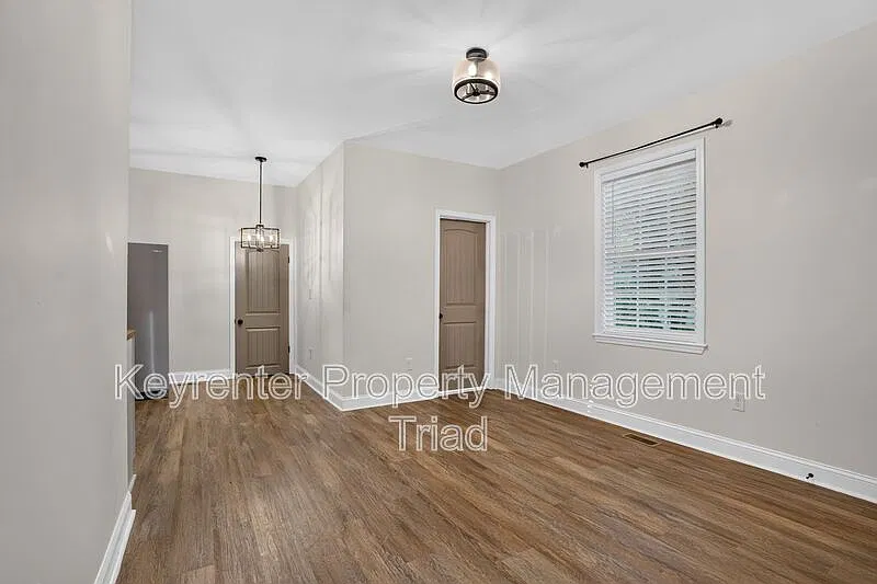 4 bed, 1.5 bath, 1452 sqft, $2,300 — Photo 2