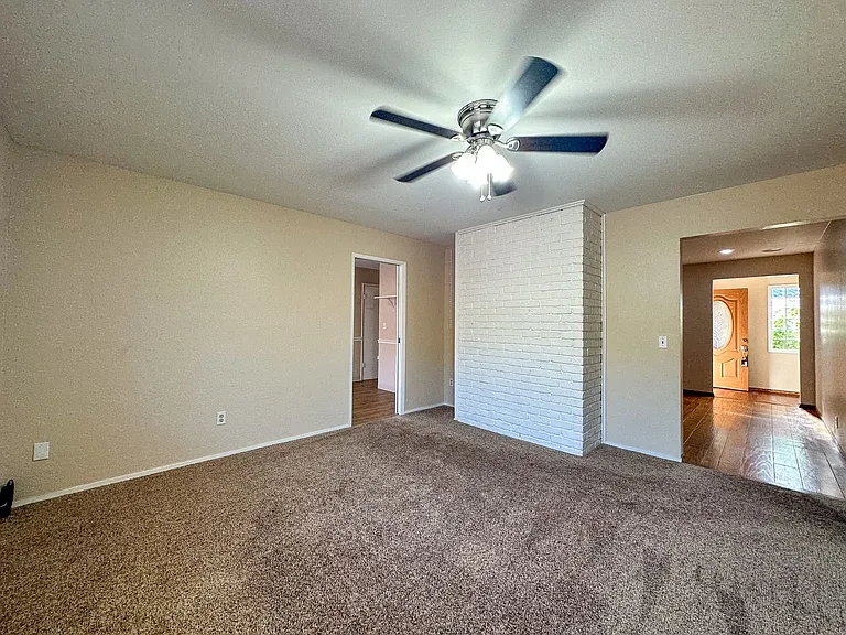1727 Coralee Dr — Photo 16