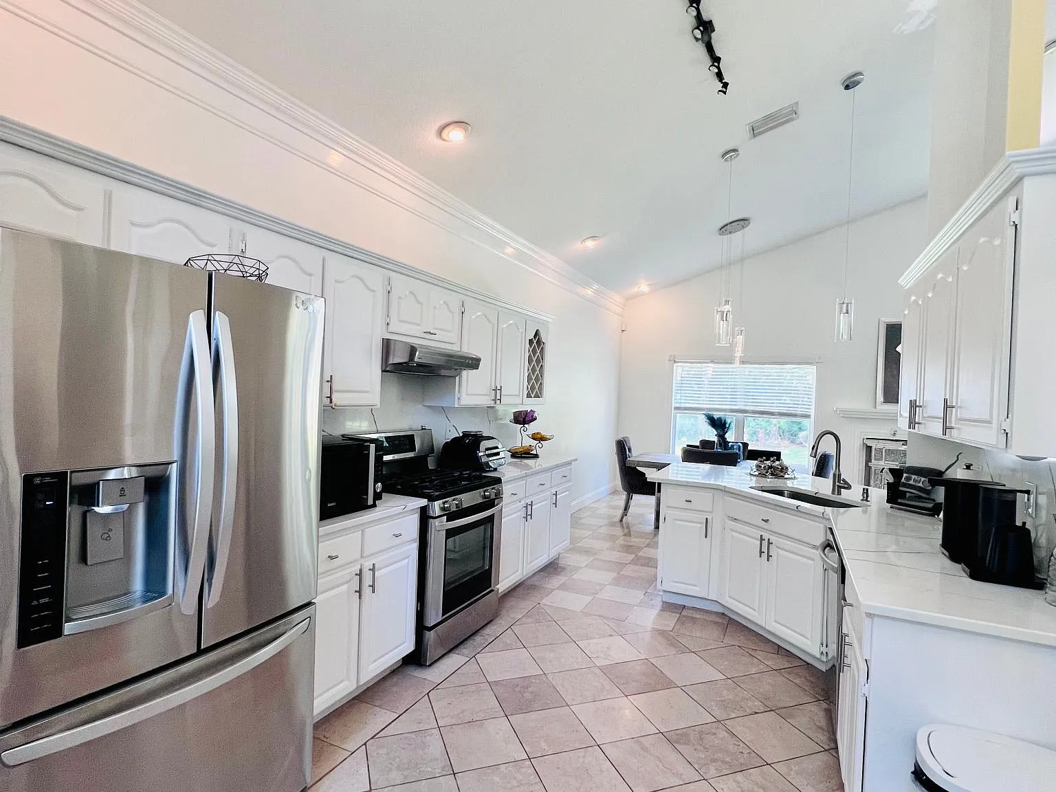 4 bed, 2.5 bath, 1800 sqft, $3,495 — Photo 3
