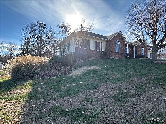 2nd image of 812 Hillcrest Dr