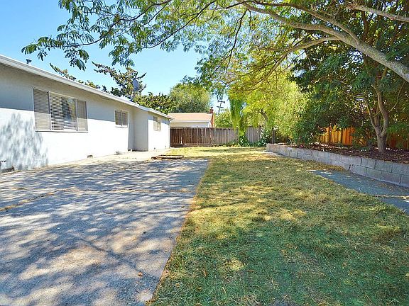 4th image of 7432 Bedford Ct