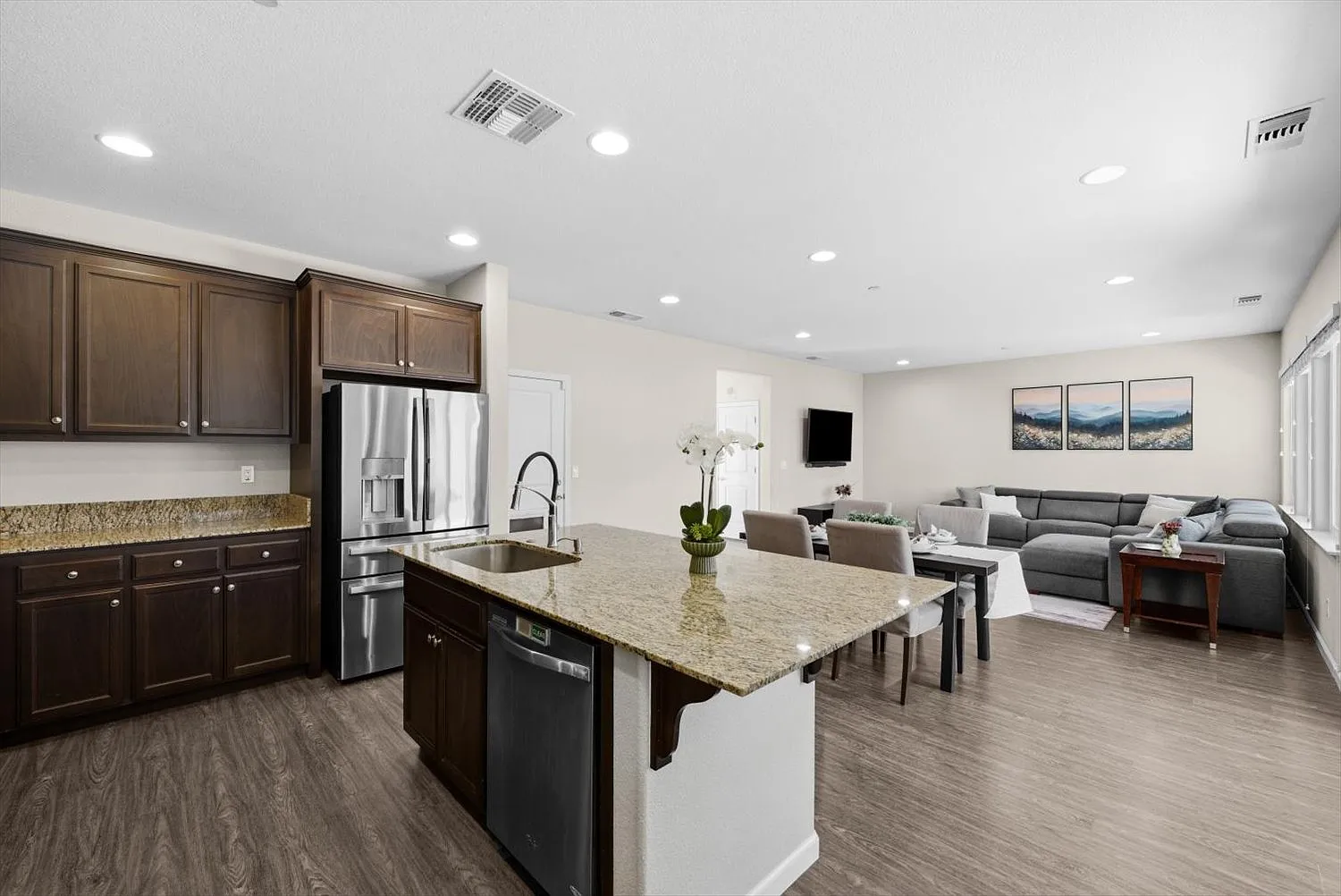3 bed, 2.5 bath, 2000 sqft, $3,395 — Photo 3