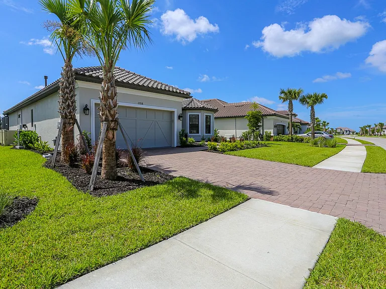 15318 Aprile St — Photo 3