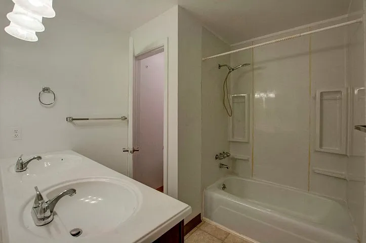 1065 University #219 Bathroom