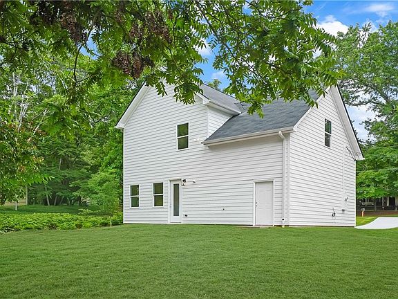 3rd image of 154 Stanhope Cir NW