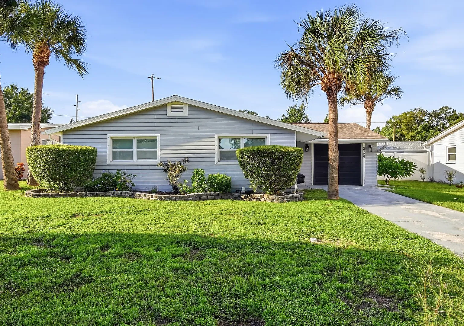 Remodeled 3BR/2BA Tampa home with fenced yard and one car garage. — Photo 2