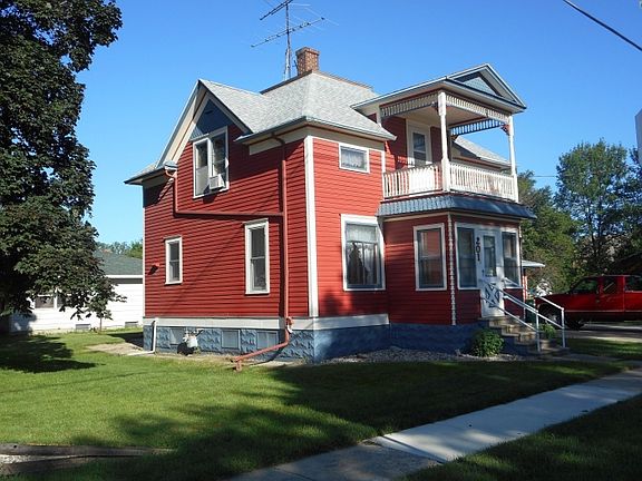 side view of home, love the colors!!