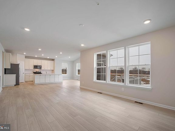 3rd image of 902 Brandenburg Farm Ct