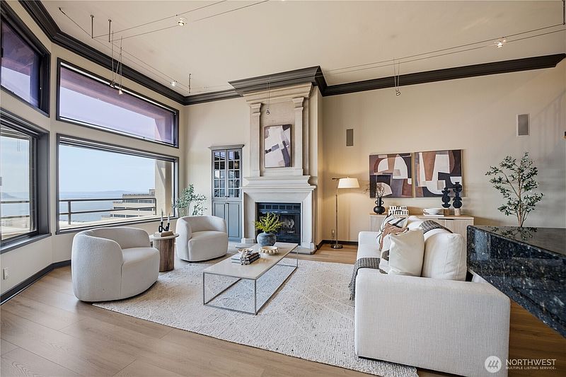 4th image of 2021 1st Avenue #B6