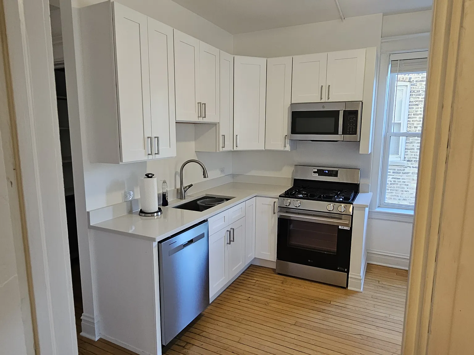 3 bed, 1000 sqft, $2,600 — Photo 2