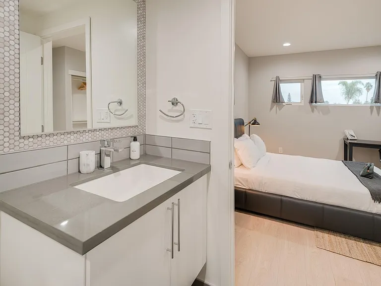 853 1/2 N McCadden Pl — Photo 16
