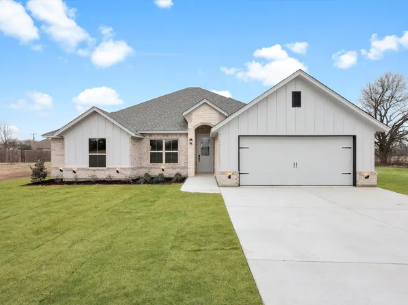 610 Walking Horse Dr, Stephenville, TX 76401