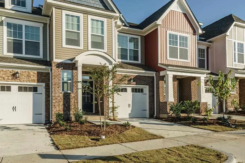 3 bed, 3.5 bath, 2799 sqft, $2,400 — Photo 2
