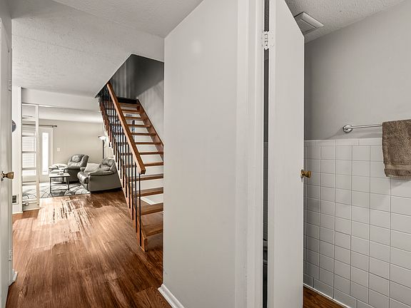 4th image of 7334 Country Brook Dr
