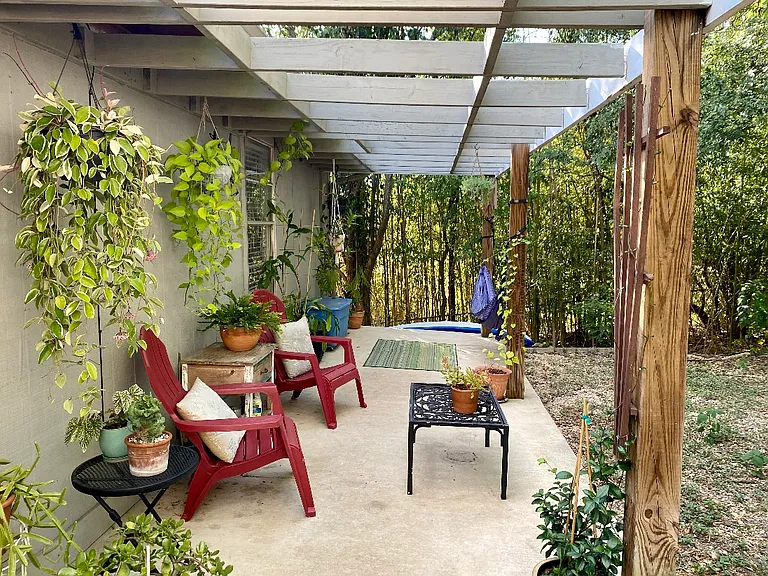 1108 Girard St — Photo 3