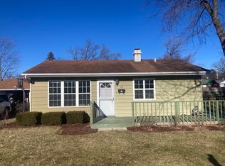 10 Meadowlark Ln, Carpentersville, IL 60110