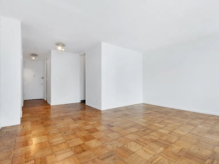 300 E 33rd St #21H — Photo 3