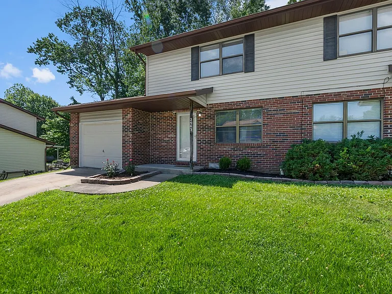 2563 Lisa Dr — Photo 2