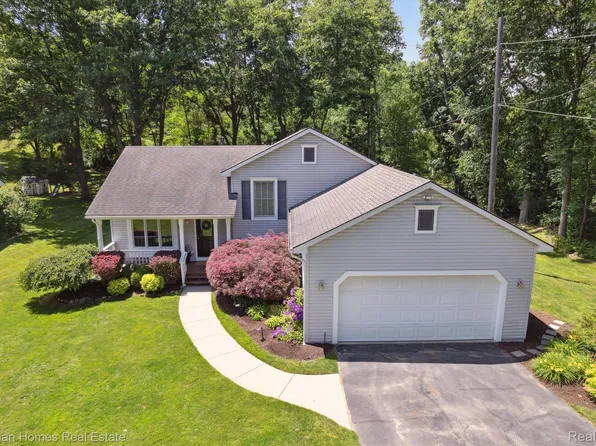 5625 Farley Rd, Clarkston, MI 48346