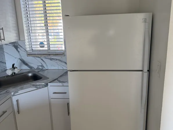 2750 W 76th St APT 204, Hialeah, FL 33016