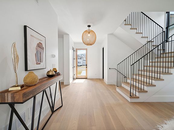5th image of 375 Vine Ave