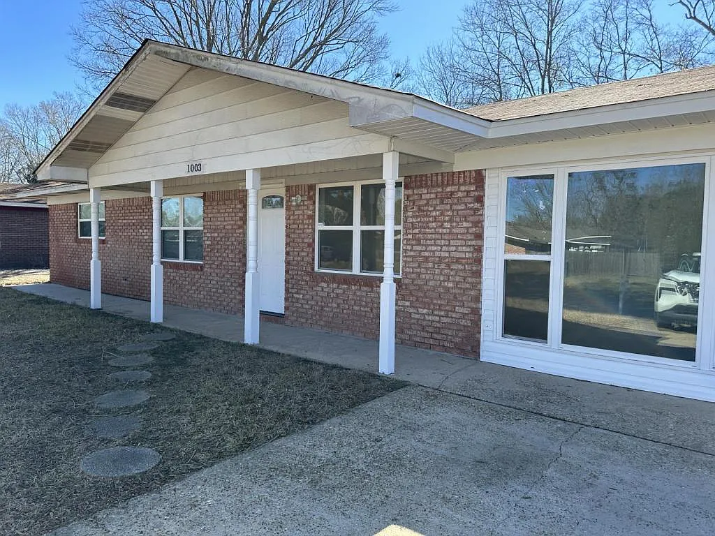 1003 Shirley Dr — Photo 2