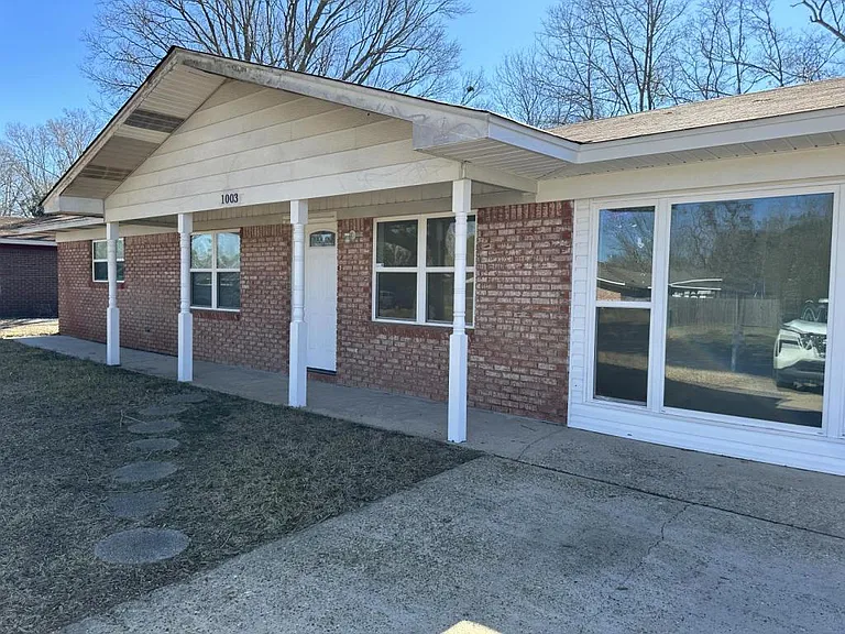 1003 Shirley Dr — Photo 2