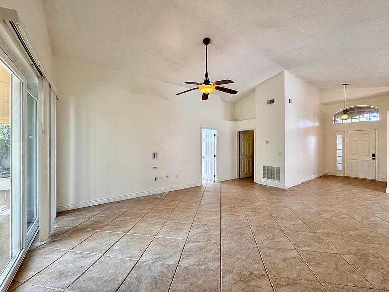 641 Samantha Ln — Photo 3