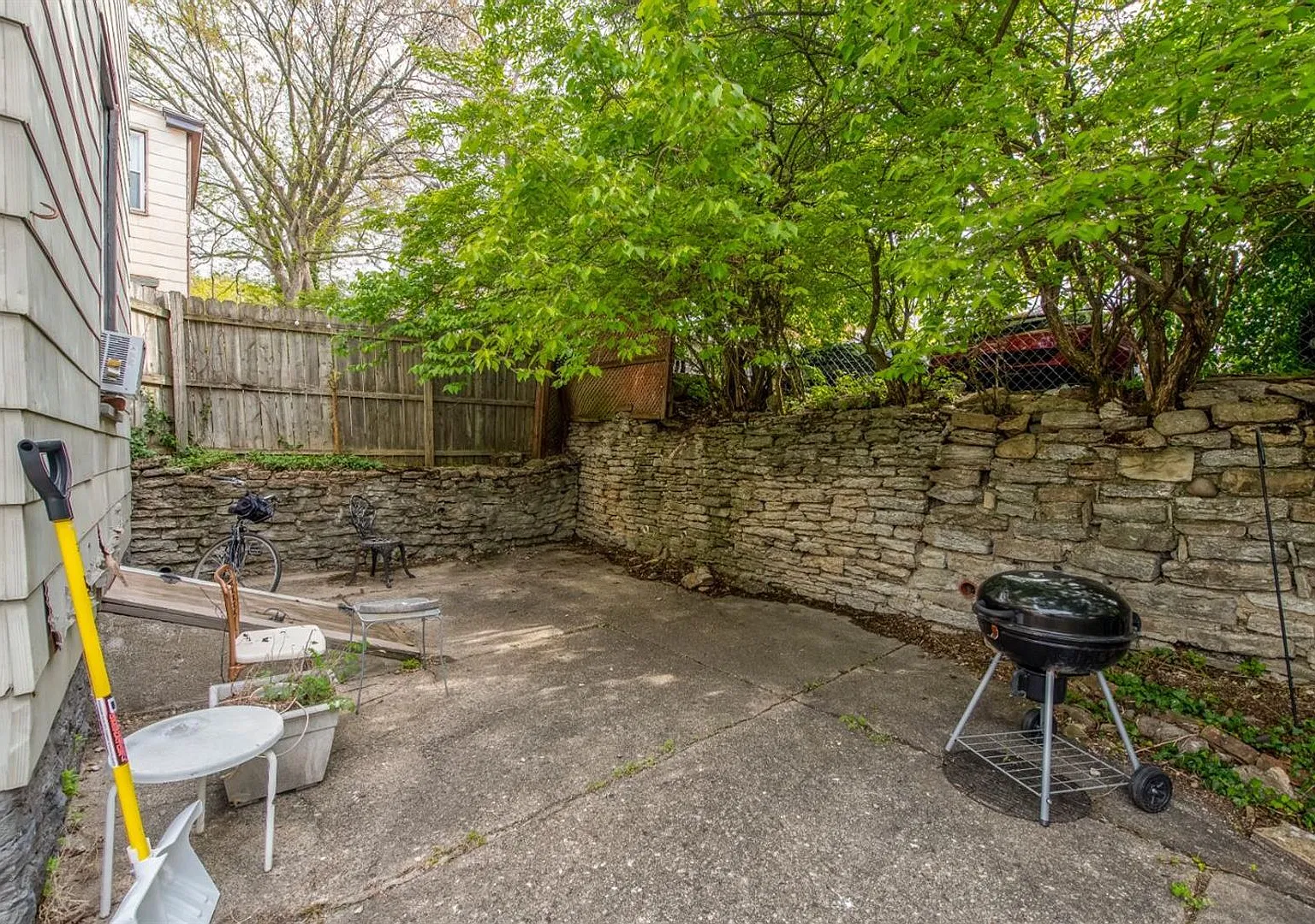 2314 Victor St. Apts. — Photo 4