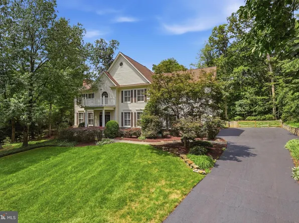 9704 Mill Run Dr, Great Falls, VA 22066