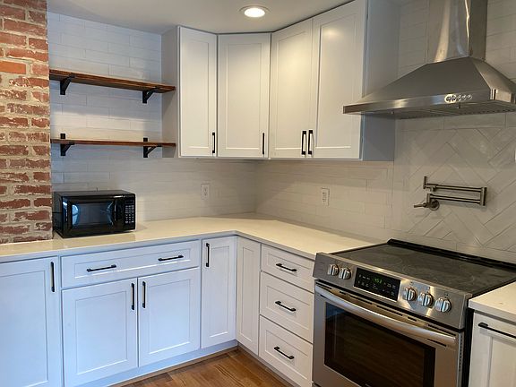 Stainless steel appliances & pot filler!