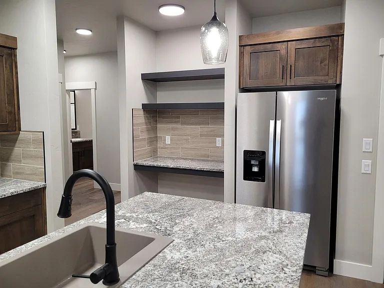 546 W Broadway Ave — Photo 6