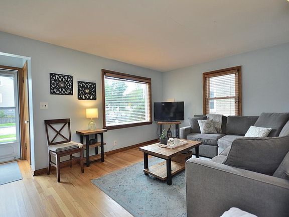5th image of 202 E Norwich STREET