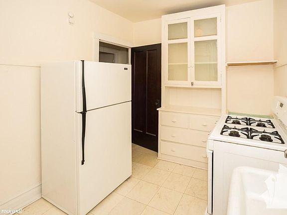 2nd image of 4844 N Rockwell St #1322