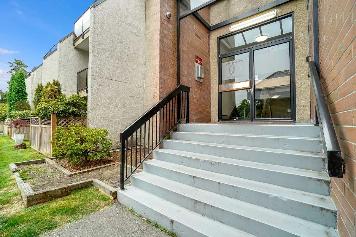Carlton Park Gardens Apartments — Photo 1