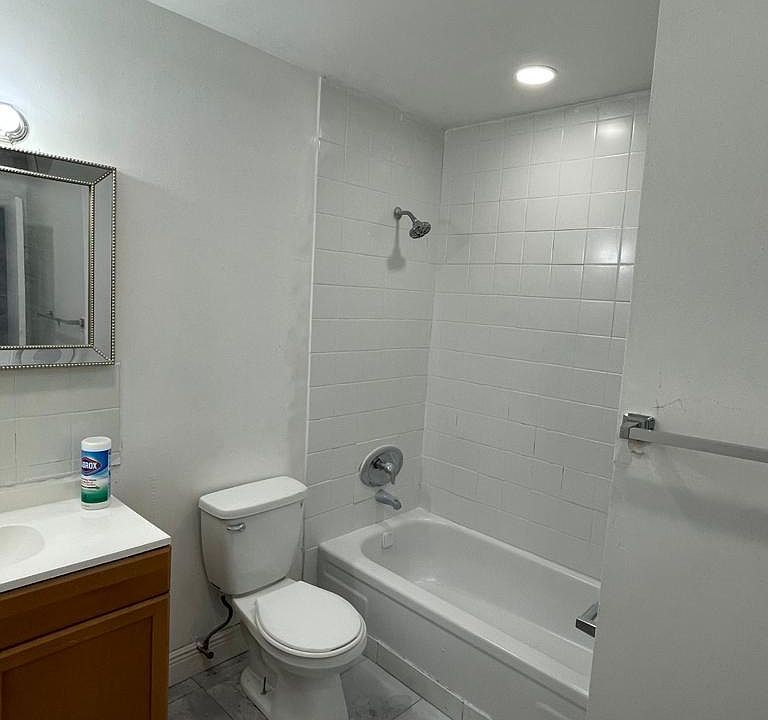 1st image of 909 SW 10th Dr APT D