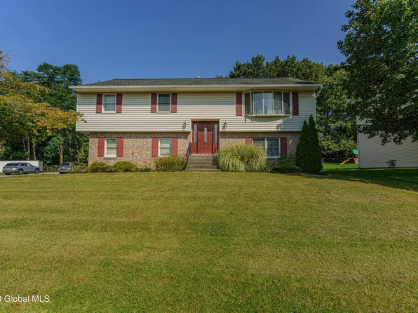 2 Debbie Marie Court, Schenectady, NY 12309