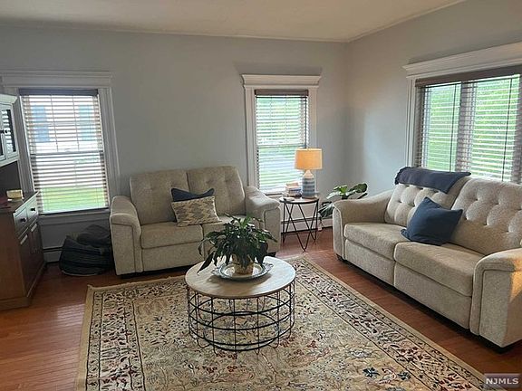 3rd image of 31 Hillcrest Ter