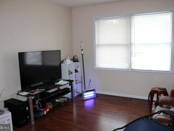 2nd image of 27 Harkfort Rd