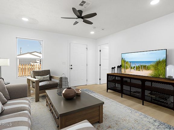 3rd image of 749 W SOUTHGATE Avenue