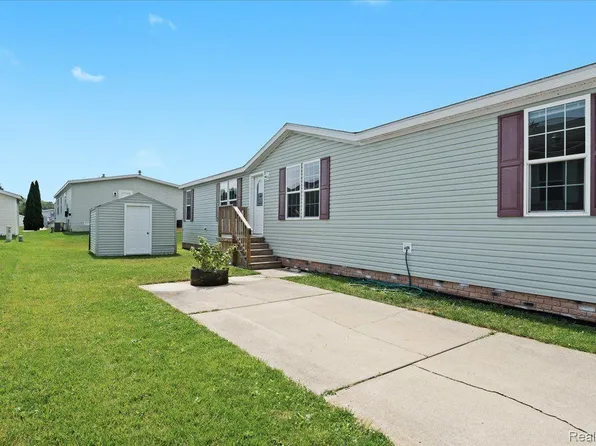 11102 Wood Run Cir, South Lyon, MI 48178
