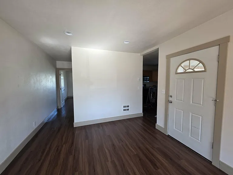 1943 Broadway Ave — Photo 2