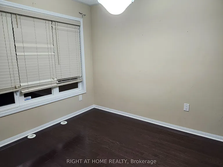 786 Bolingbroke Dr — Photo 3