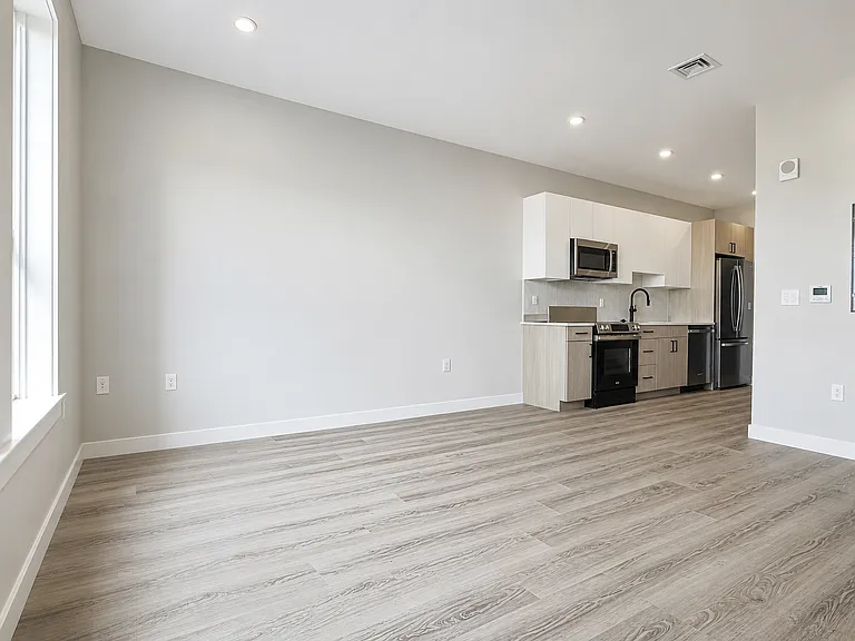 1305 Hyde Park Apartments — Photo 11